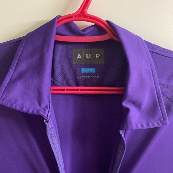 Collared Golf Tee in 10/10 shape with shoulder and back breather mesh - Picture 6 of 7